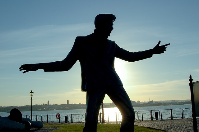 www.elvis-statue.jpg